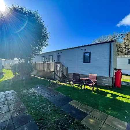 Beautiful Caravan With Decking And Wifi At Azure Sea, Suffolk Ref 32025Az Лоустофт Экстерьер фото