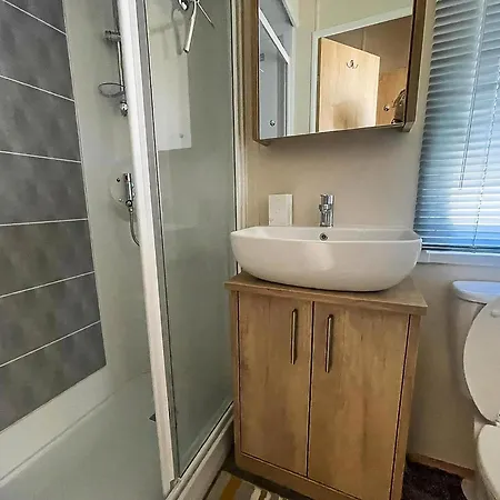 Beautiful Caravan With Decking And Wifi At Azure Sea, Suffolk Ref 32025Az Лоустофт Экстерьер фото