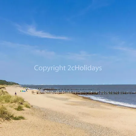 Beautiful Caravan With Decking And Wifi At Azure Sea, Suffolk Ref 32025Az Лоустофт Экстерьер фото