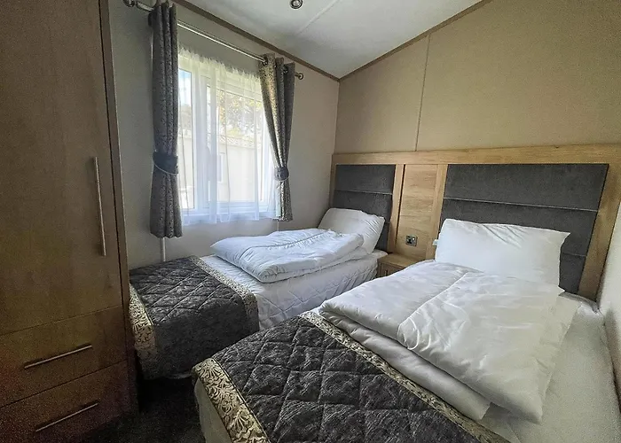 Beautiful Caravan With Decking And Wifi At Azure Sea, Suffolk Ref 32025Az