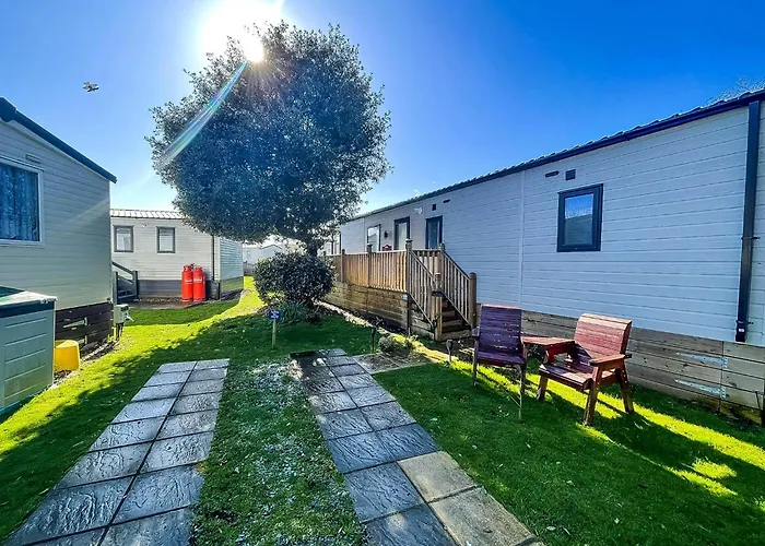 Beautiful Caravan With Decking And Wifi At Azure Sea, Suffolk Ref 32025Az