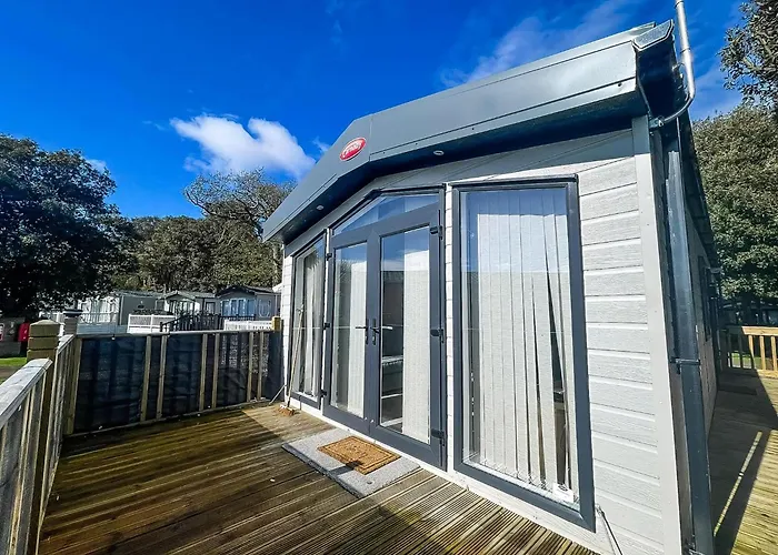 Beautiful Caravan With Decking And Wifi At Azure Sea, Suffolk Ref 32025Az