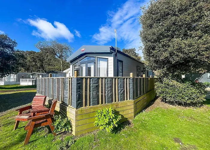 Beautiful Caravan With Decking And Wifi At Azure Sea, Suffolk Ref 32025Az