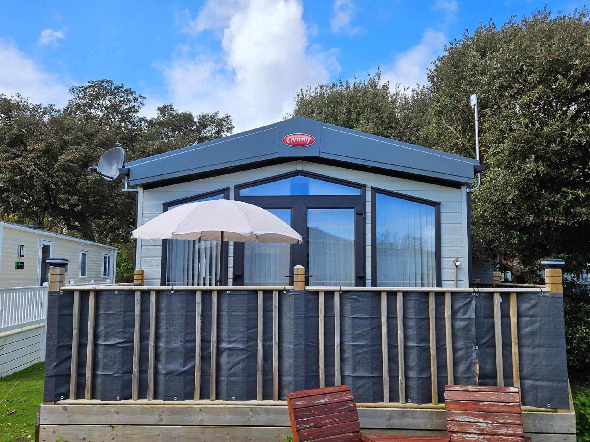 Beautiful Caravan With Decking And Wifi At Azure Sea, Suffolk Ref 32025az