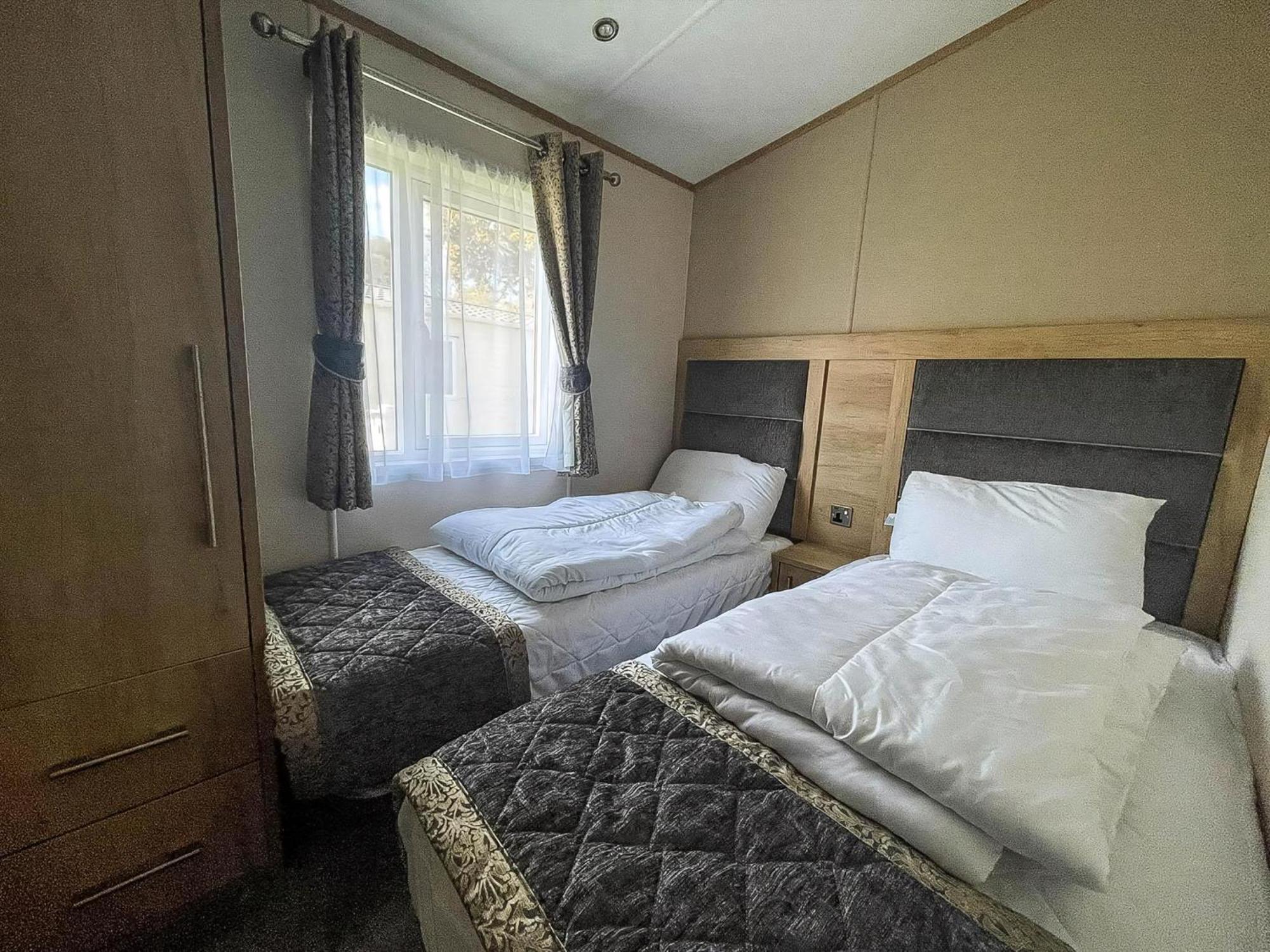 Beautiful Caravan With Decking And Wifi At Azure Sea, Suffolk Ref 32025az *