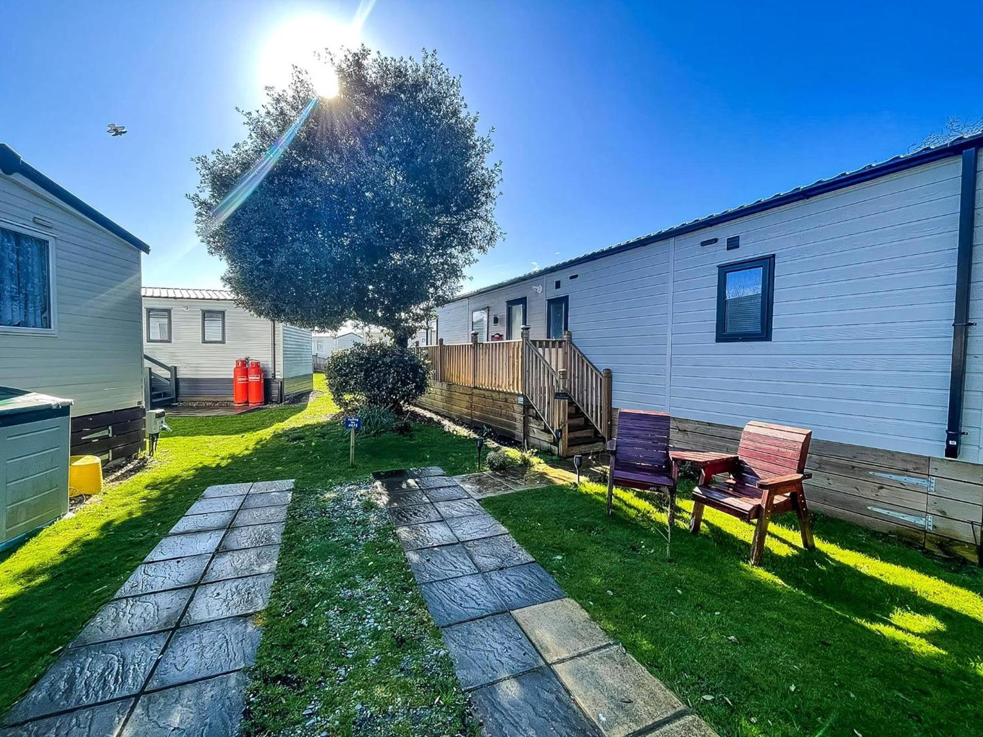 Beautiful Caravan With Decking And Wifi At Azure Sea, Suffolk Ref 32025az