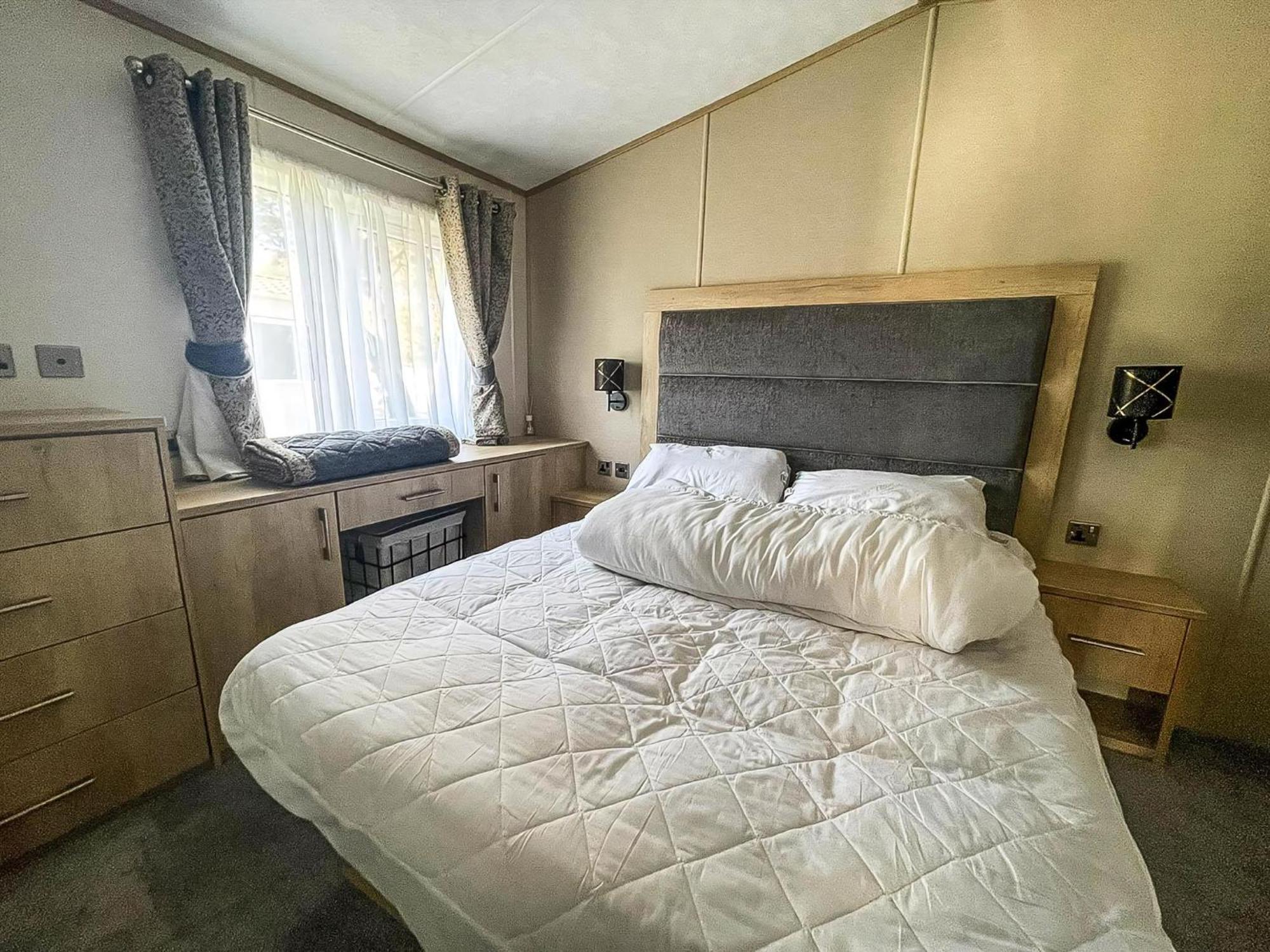 Campsite Beautiful Caravan With Decking And Wifi At Azure Sea, Suffolk Ref 32025az *