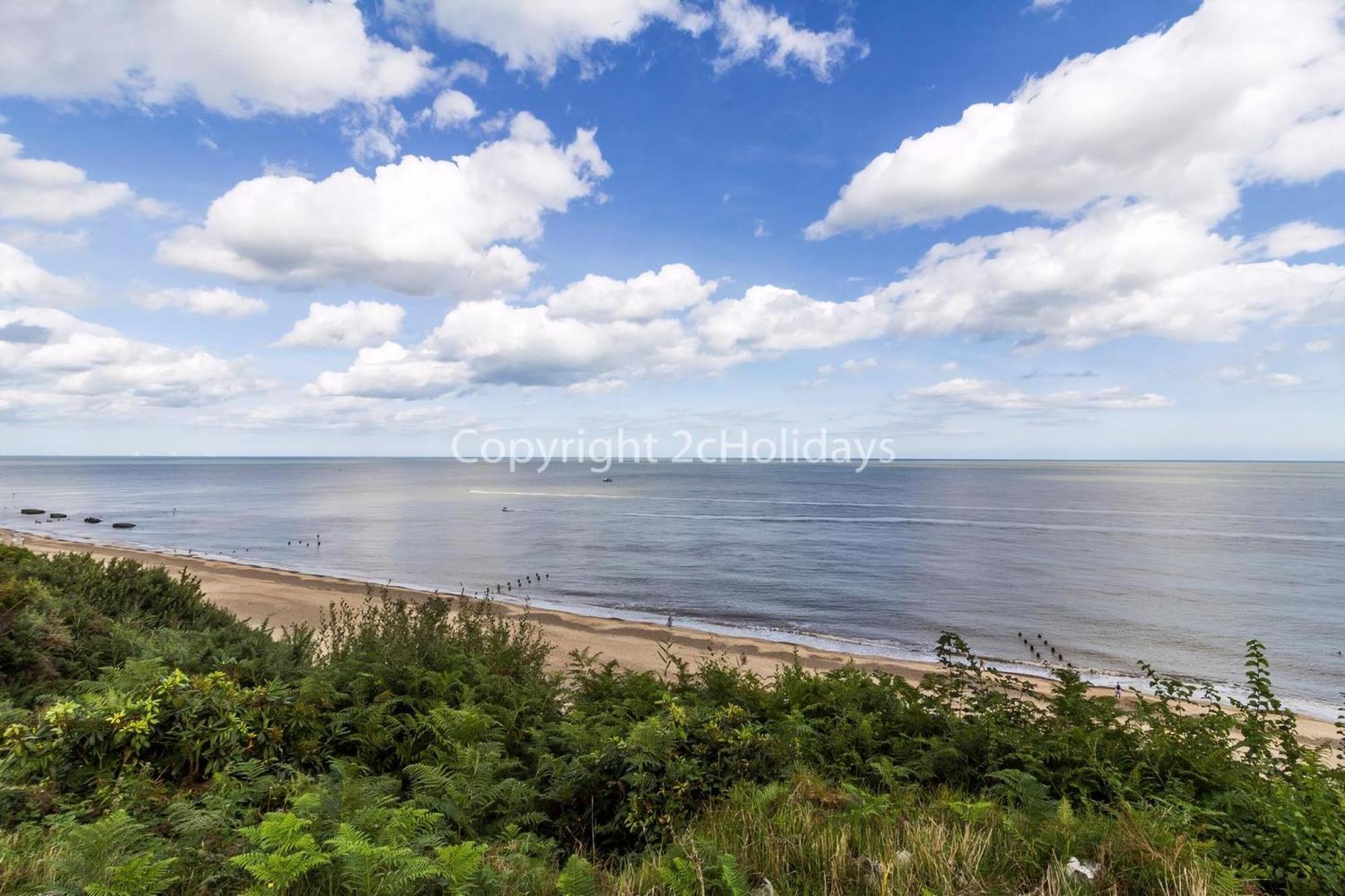 Beautiful Caravan With Decking And Wifi At Azure Sea, Suffolk Ref 32025az Lowestoft