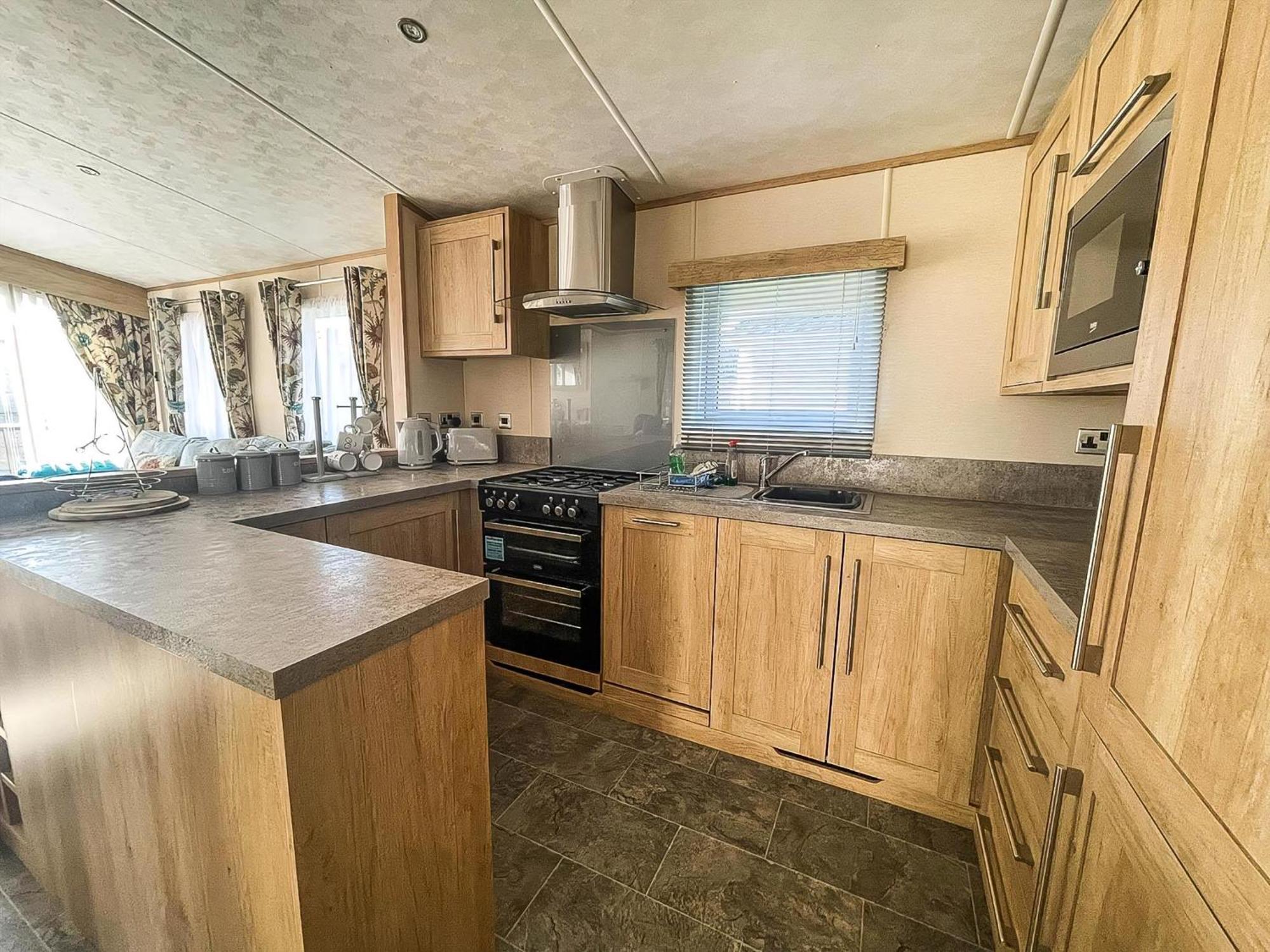 Beautiful Caravan With Decking And Wifi At Azure Sea, Suffolk Ref 32025az Campsite