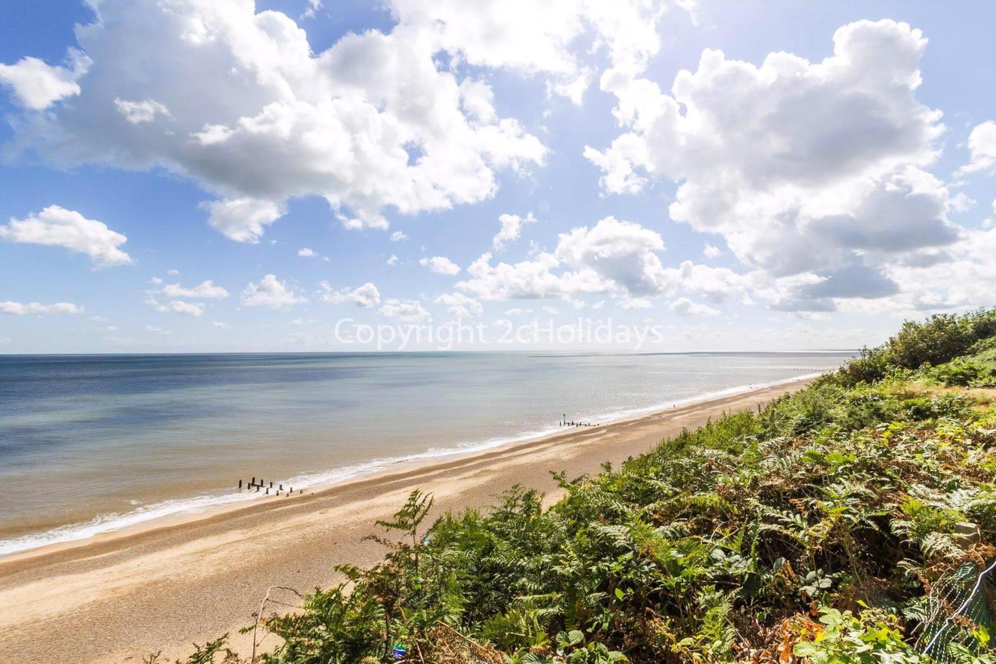 Campsite Beautiful Caravan With Decking And Wifi At Azure Sea, Suffolk Ref 32025az