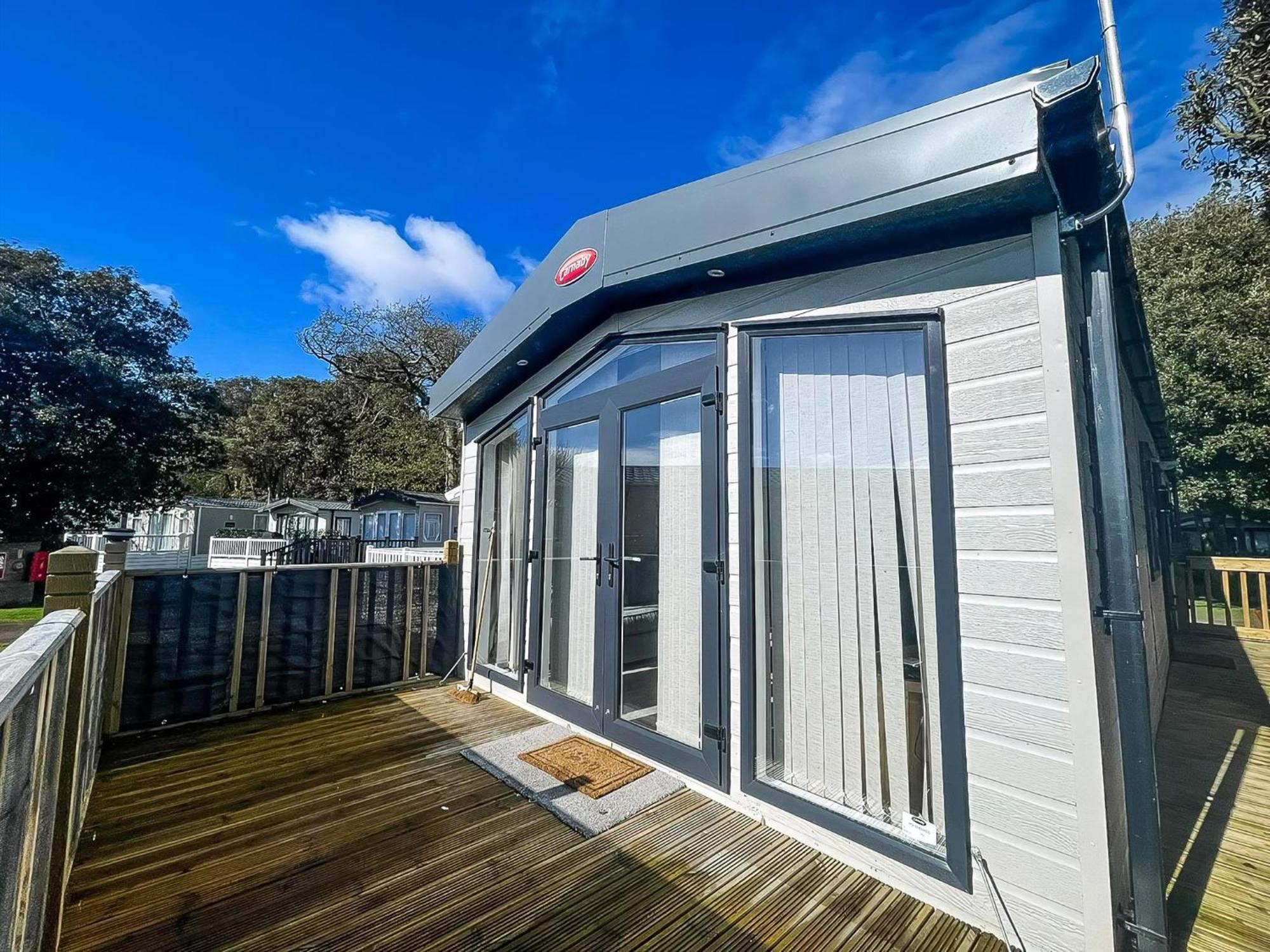 Beautiful Caravan With Decking And Wifi At Azure Sea, Suffolk Ref 32025az * Lowestoft
