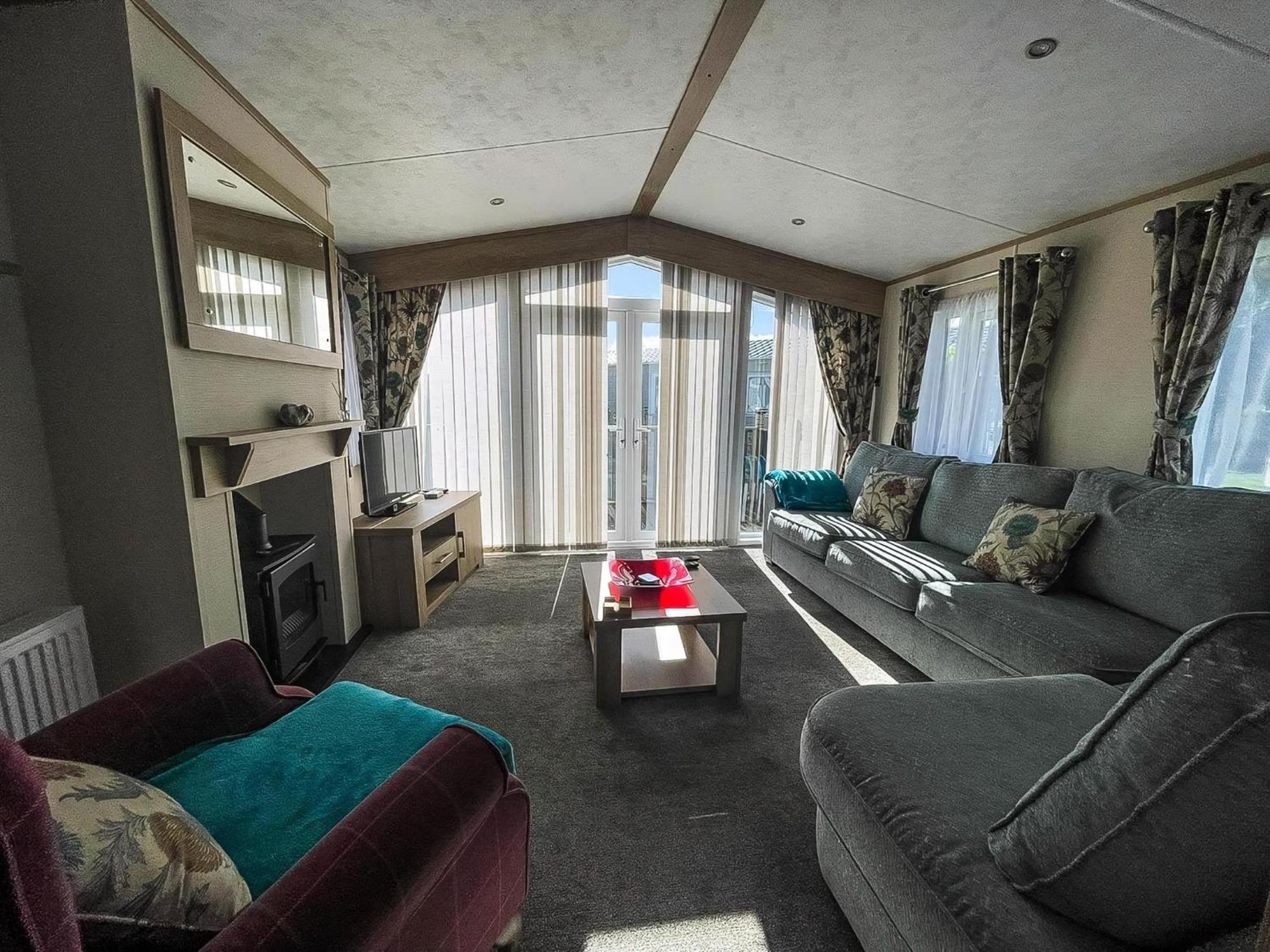 Beautiful Caravan With Decking And Wifi At Azure Sea, Suffolk Ref 32025az