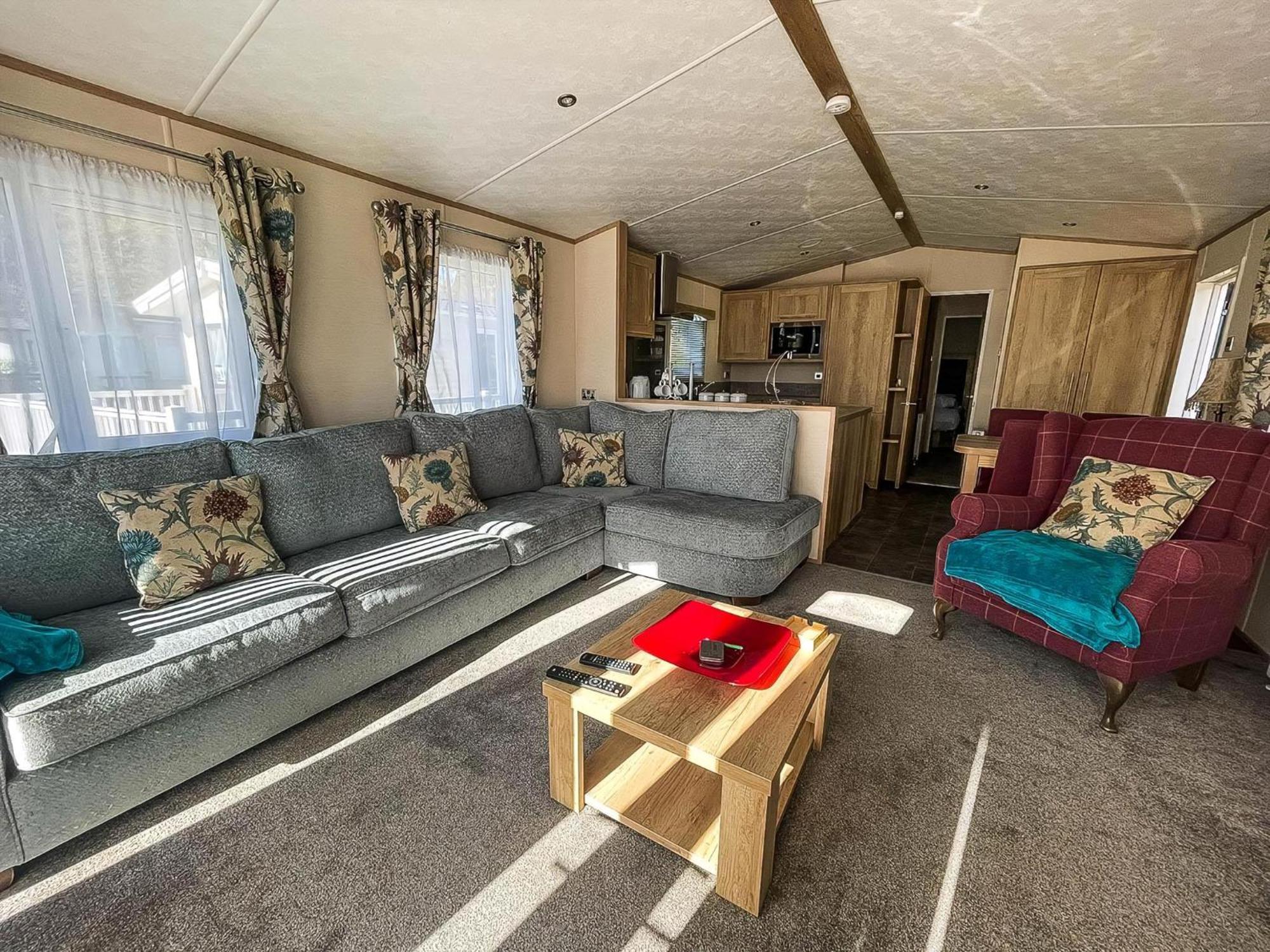 Beautiful Caravan With Decking And Wifi At Azure Sea, Suffolk Ref 32025az