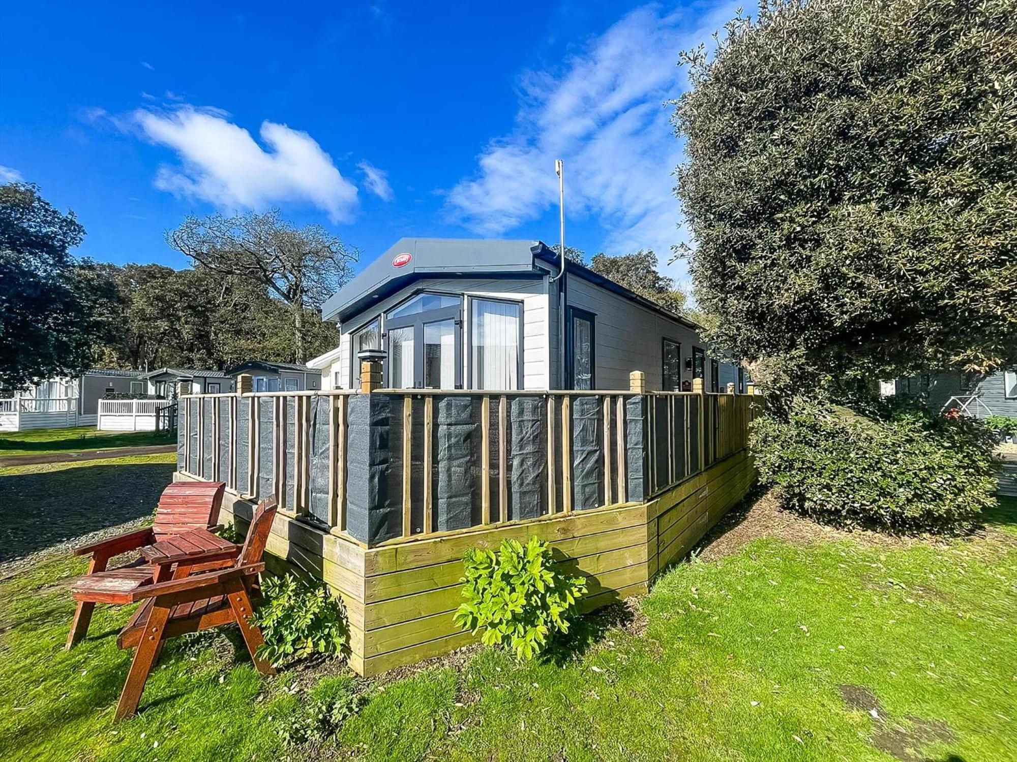 Beautiful Caravan With Decking And Wifi At Azure Sea, Suffolk Ref 32025az * Lowestoft